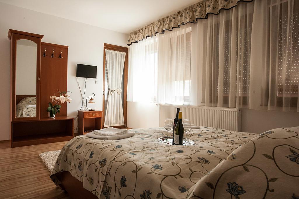 Hotel Wekler Családi Pincészet és Panzió Mecseknádasd Esterno foto
